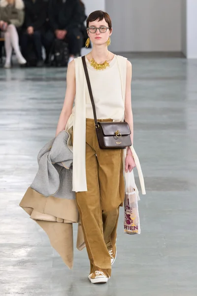 Look 16